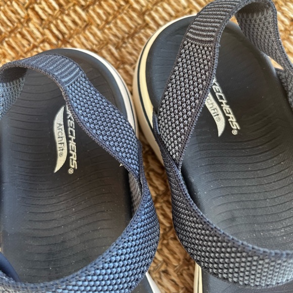 Women’s Skechers Arch-Fit Ultra Go Sandals in Blue and White Sz 9 - Picture 5 of 9